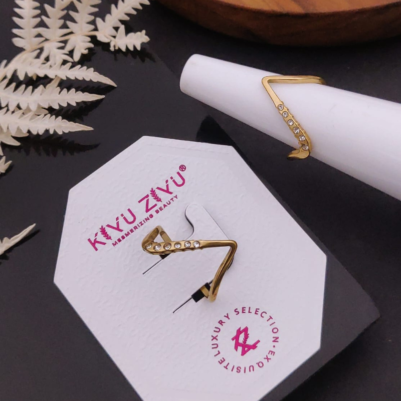 Golden Stainless Steel Anti-Tarnish Ring with Diamond Accents – Zigzag Design